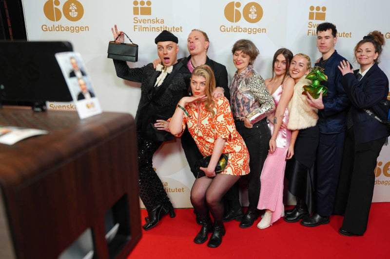 Gäster på röda mattan fotar sig med Keepsys fotobås.